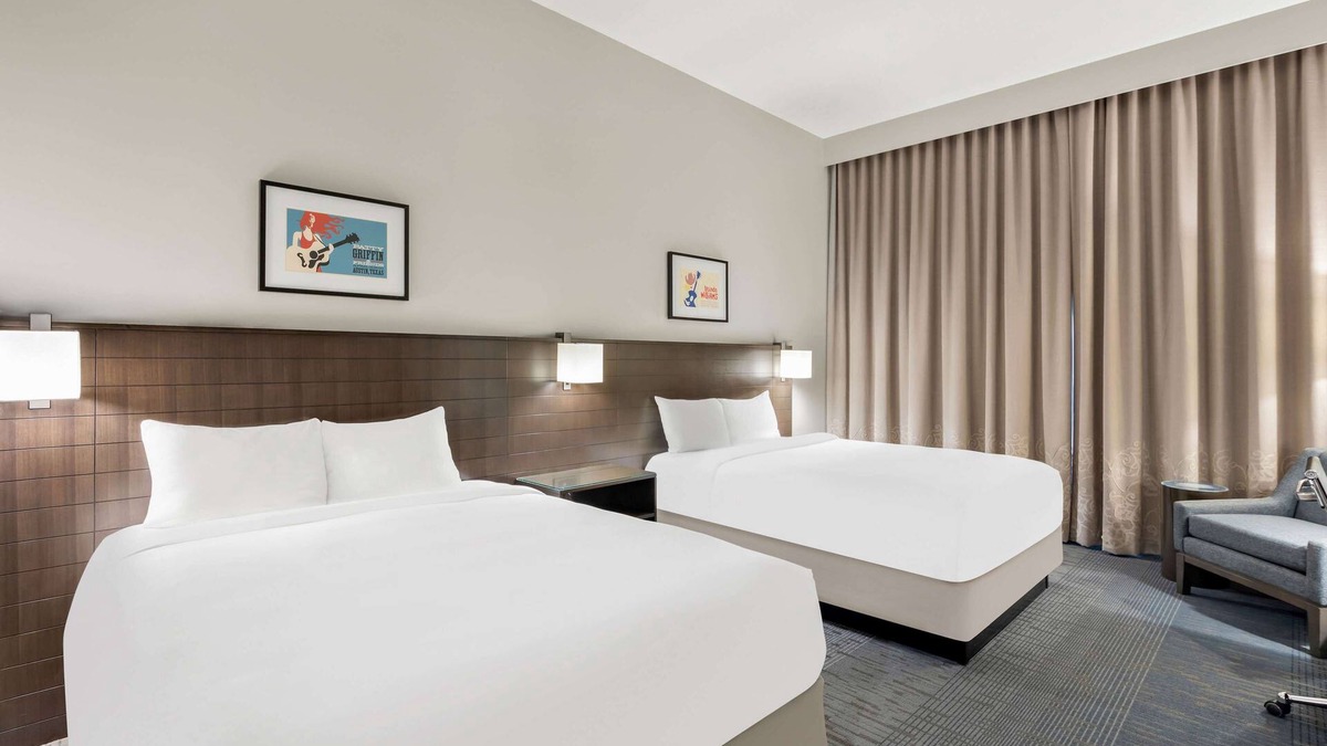 Bee Cave Resort | Always a Great Idea To Unwind! Free Parking, Short Drive to Iron Driving Range