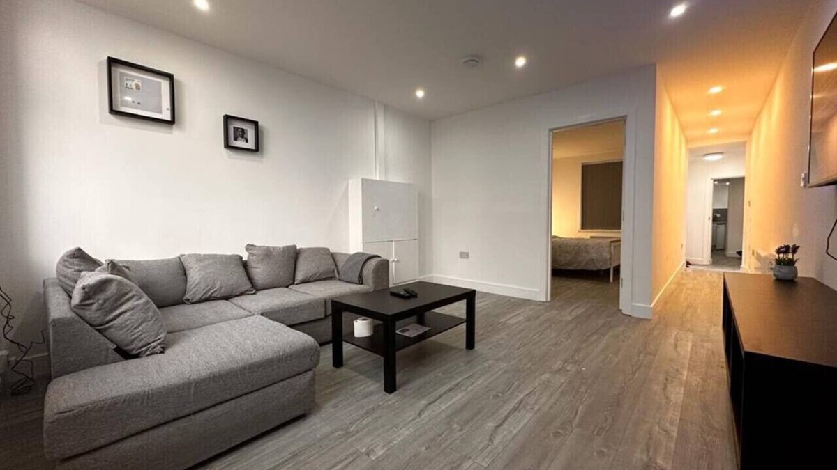 Cradley Apartment | Always Booked! Large Mood Lit Flat SmartTv Parking