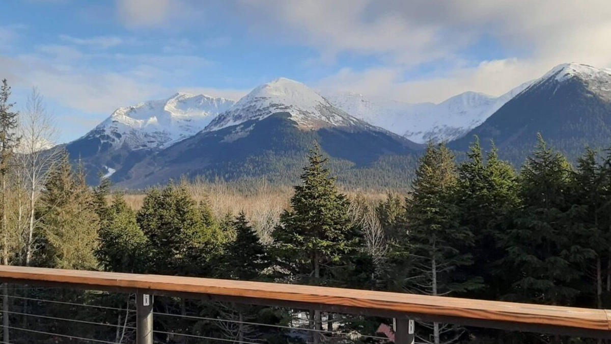 Girdwood House | Alyeska Views - 4 bdr. 2.5 bath