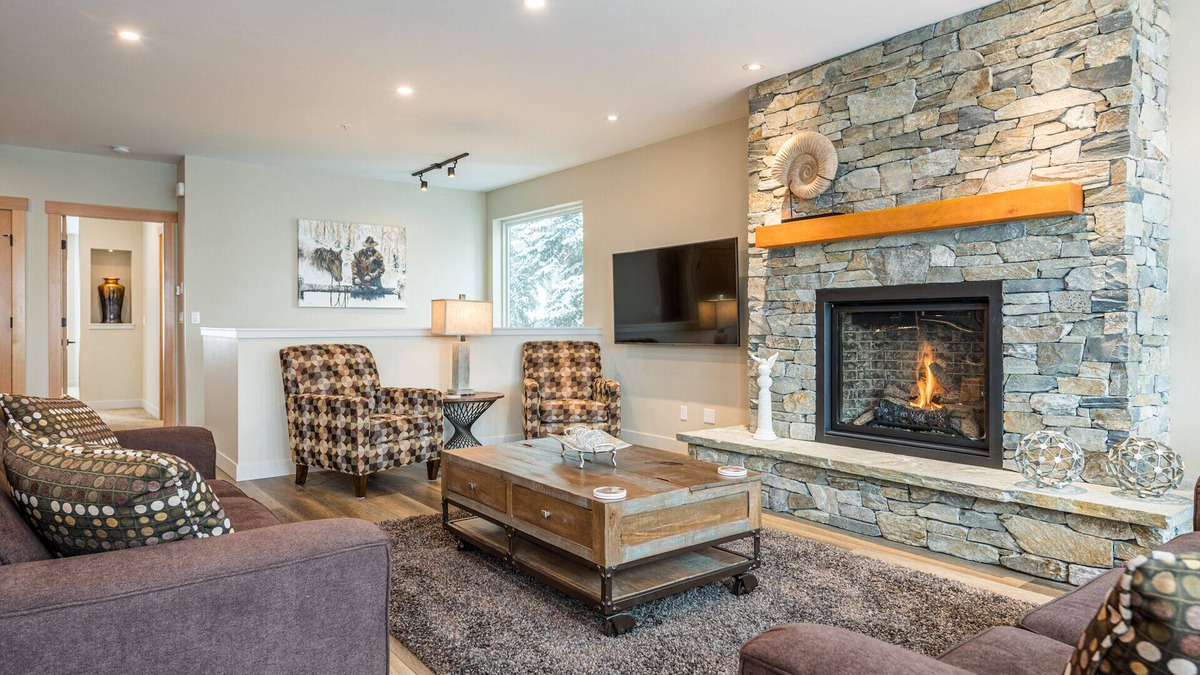 Silver Star Mountain House | Amazing Home with hot tub, laundry, BBQ and garage - Steps from the Village