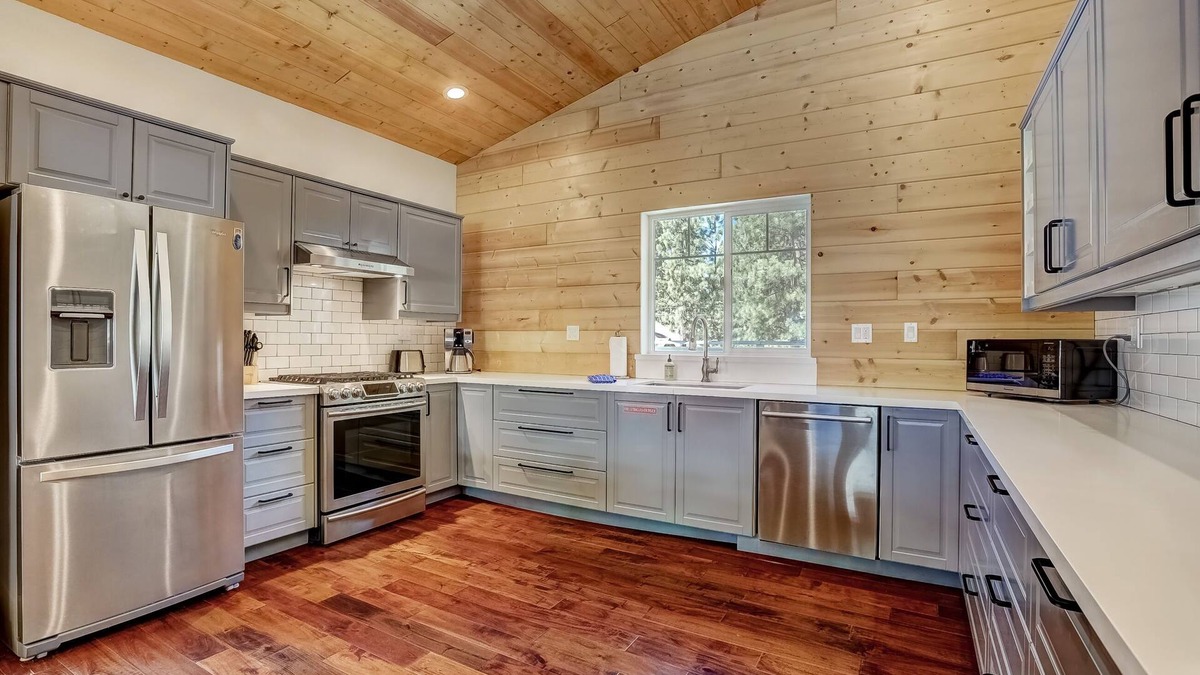 Montgomery Estates House | Amachen Cabin - Pet & Family Friendly - Woof Woof!