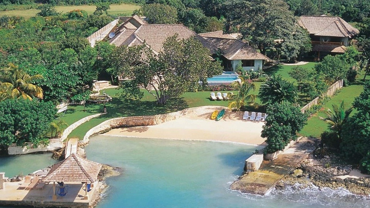 Discovery Bay Villa | Amanoka on the Beach - 7 Bedrooms