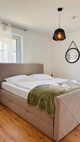 Elgersweier Apartment | AMAO Pearl - Rollstuhlgerechte Suite - 94 qm - Balkon & Tiefgarage - Aufzug - Nähe Messe - bis 10 Pers 2Whg