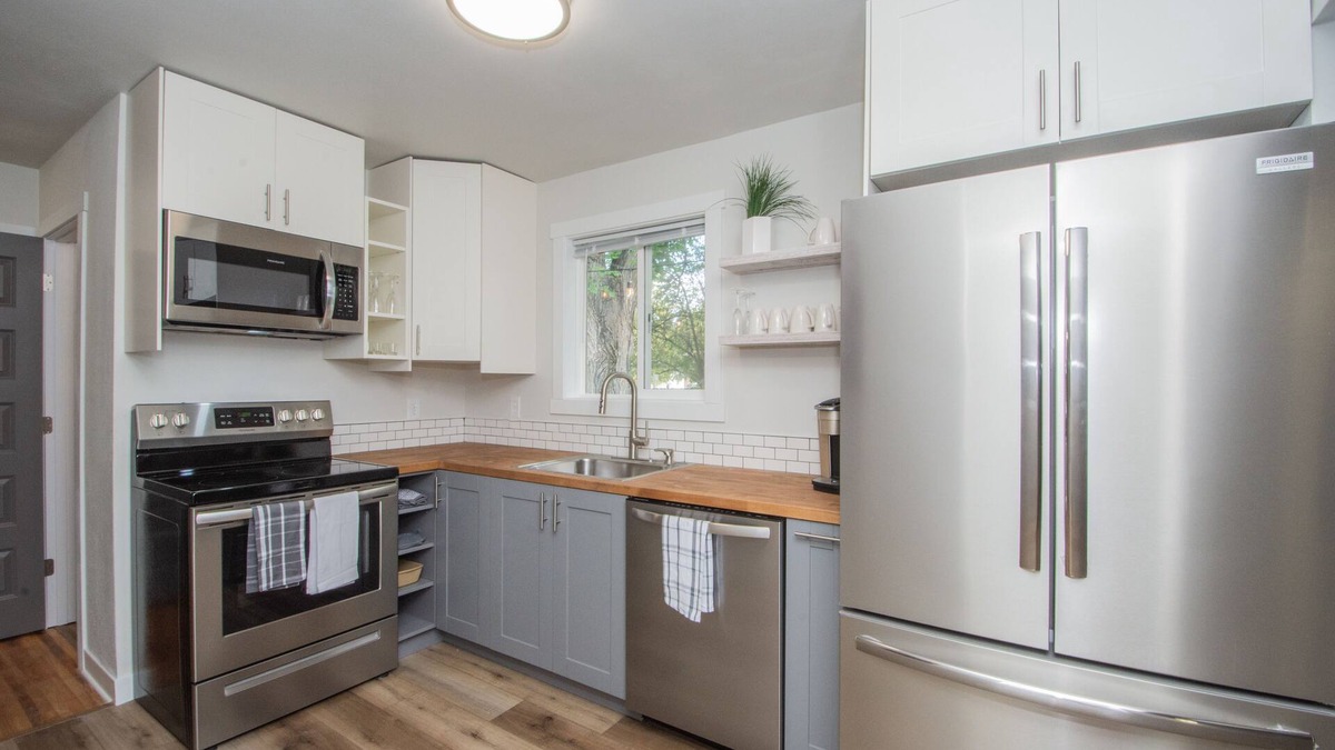 Fargo House | Amazing 2 Bedroom 1 Bathroom Upper Level Home