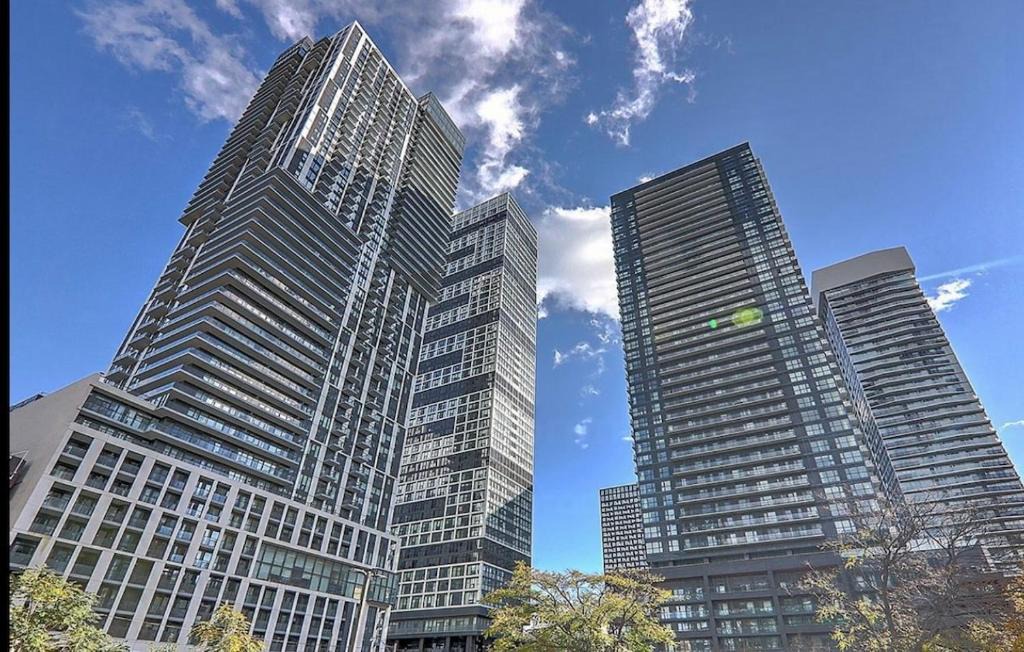 Garden District Apartment | Amazing 2 bedroom condo 3 Beds 1 bath Dundas square