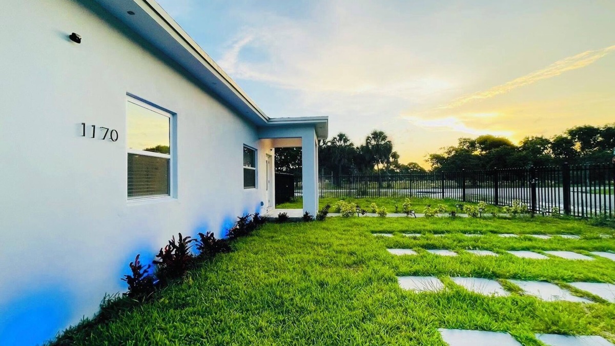 Golden Glades House | Amazing 2-bedroom House in Miami w/pingpong table & BBQ grill