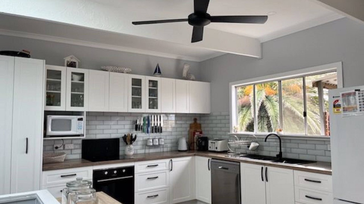 Louth Bay House | Amazing 2 level house less than 2 minutes walk to the beach.