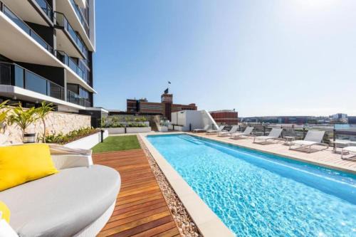 Milton Apartment | Amazing 2BR delicate Apt, 1min to train station