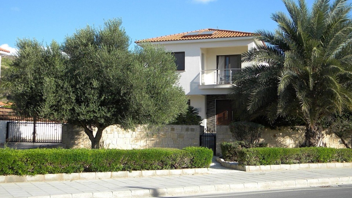 Pissouri Villa | Amazing 4 Bed Villa, Close to the beach, 10m x 5m Pool. Free WIFI
