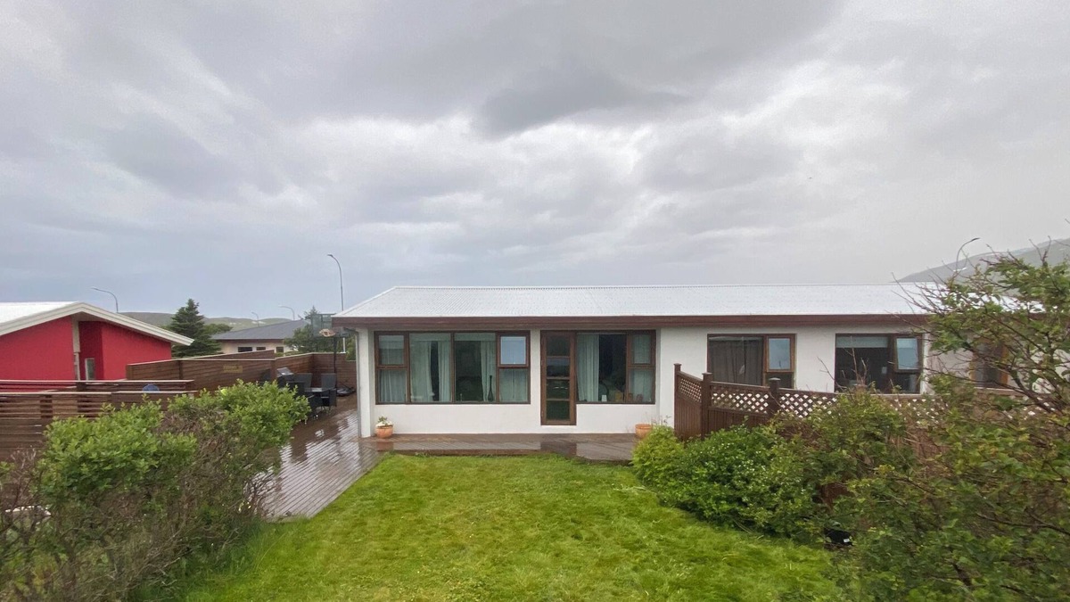 Skagastrond House | Amazing 4-bedroom house in Skagaströnd with garden, outdoor shower and a hot tub