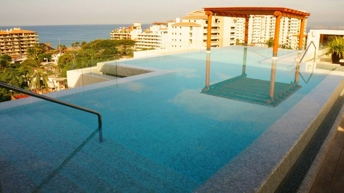 Romantic Zone Condo | AMAZING 5* 1BR 2BA 5min to Beach FAB rooftop pool & jacuzzi by restaurant row.