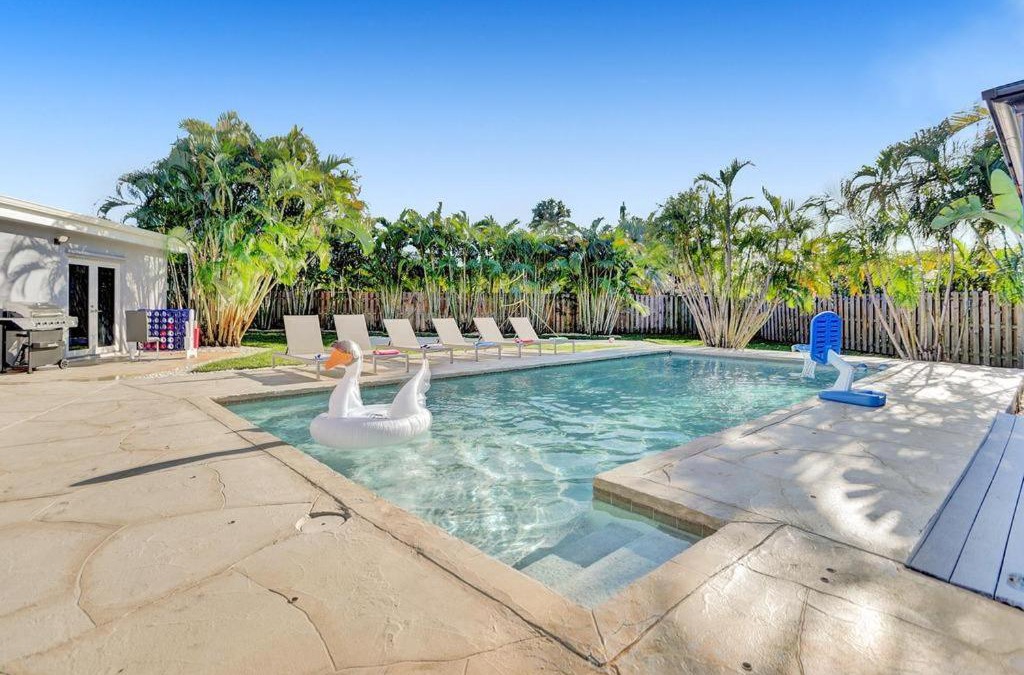 Lighthouse Point House | Amazing 6 Bedroom Resort - Huge Heated Pool, Beach Volley Ball, Game room