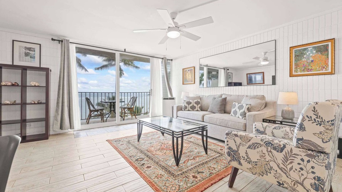 Punaluu Condo | Amazing 7th floor Beachfront Condo w/AC