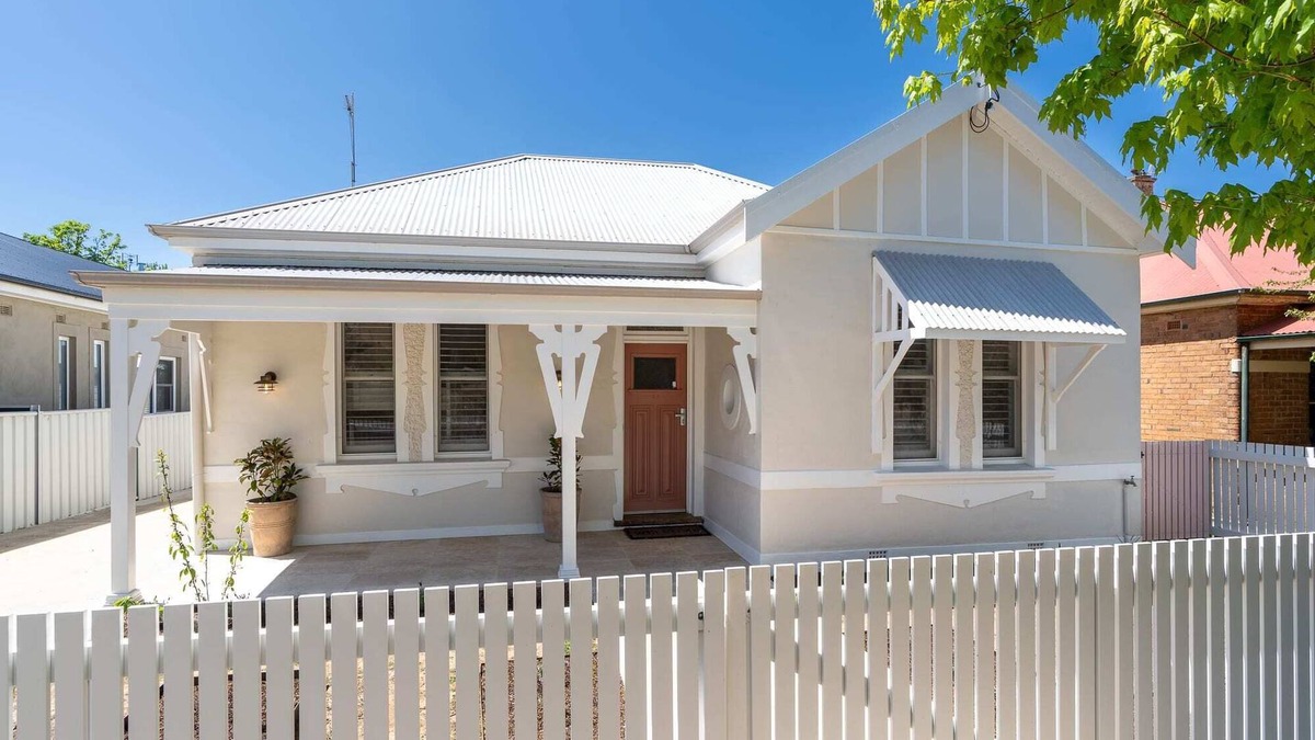 Orange House | Amazing Anson - Freshly Renovated 4 Bedroom Home