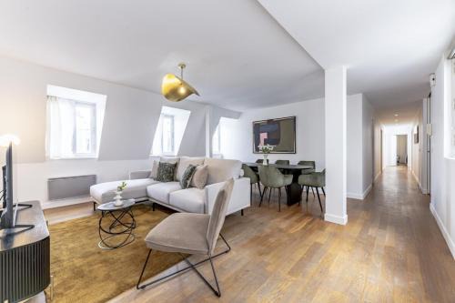 Faubourg-du-Roule Apartment | Amazing Apartment 4Bedrooms Champs Elysées