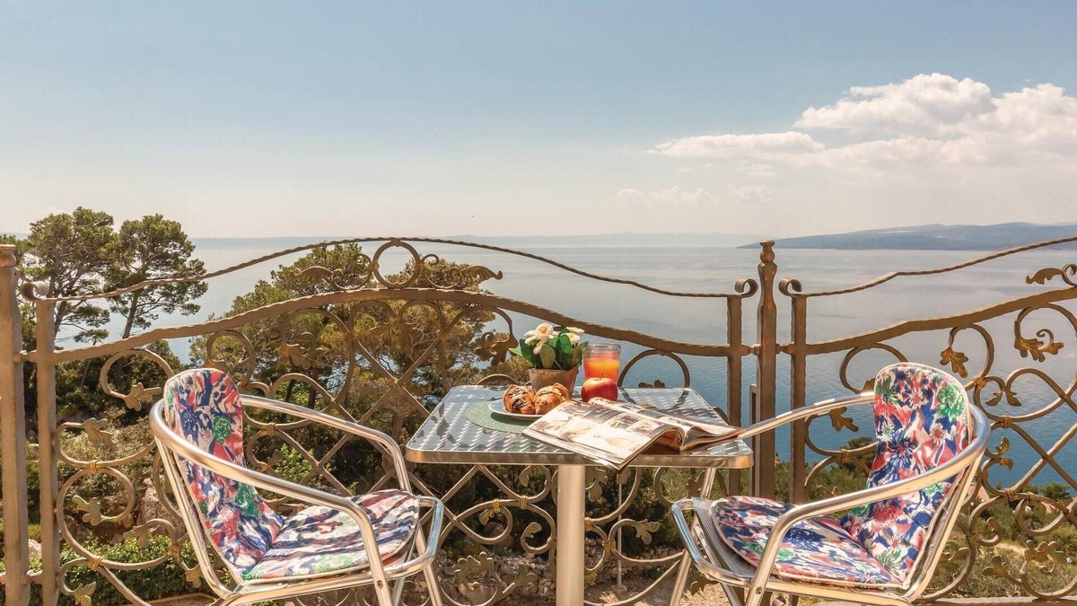 Bratus Apartment | Amazing apartment in Krvavica with WiFi