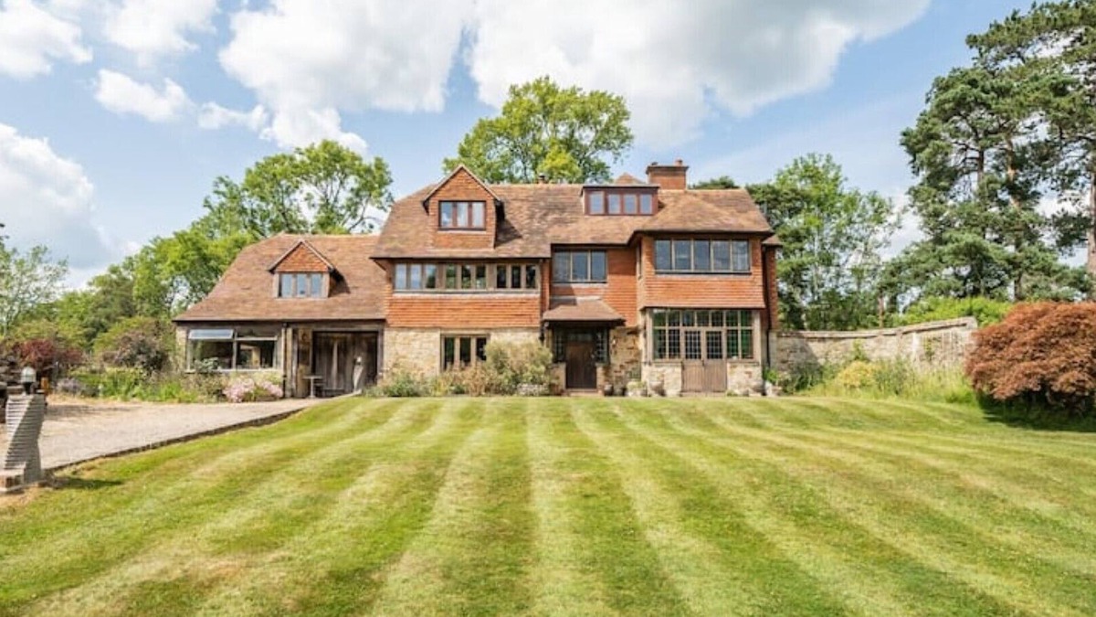 Robertsbridge House | Amazing Arts & Crafts House