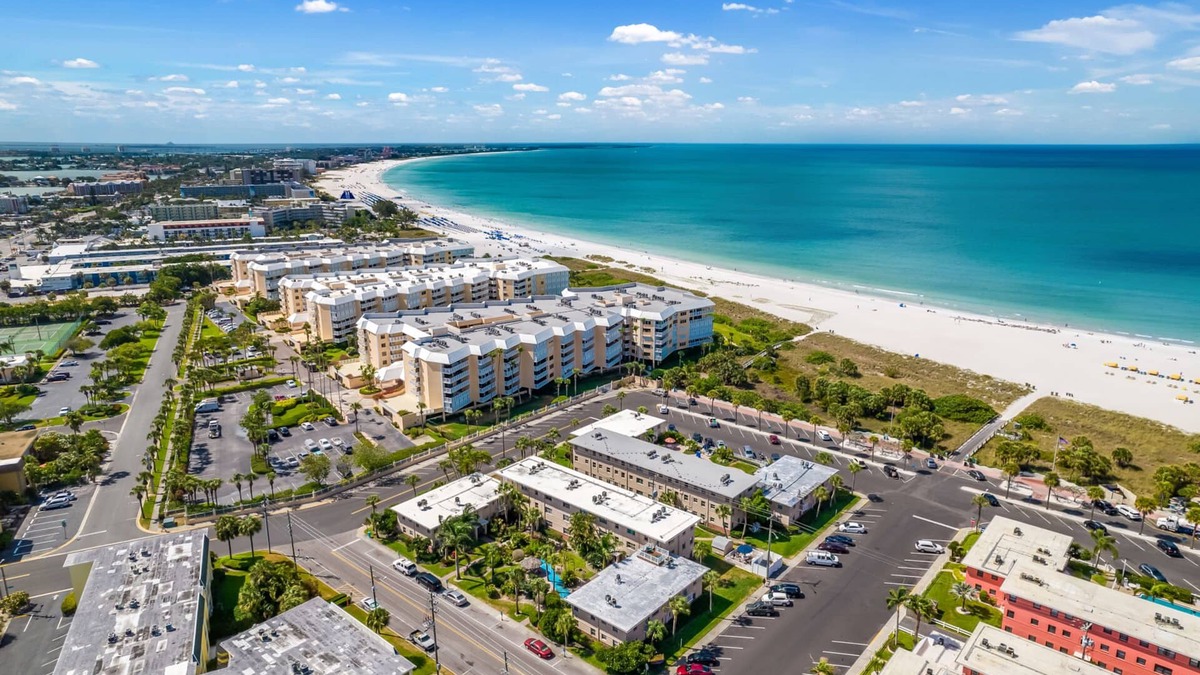 St. Pete Beach Condo | Amazing beach condo with coastal vibes - beachside/poolside - 2 BR/Ground floor!