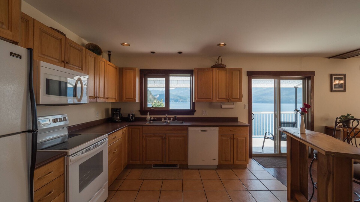 Kaslo Apartment | Amazing Beachfront Apartment - Right Downtown. The perfect year-round getaway.