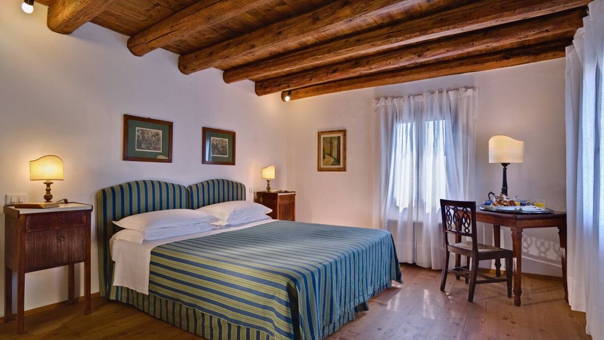 Rovolon Villa | Amazing country Villa with pool surrounded by venetian hills (14 sleeps)