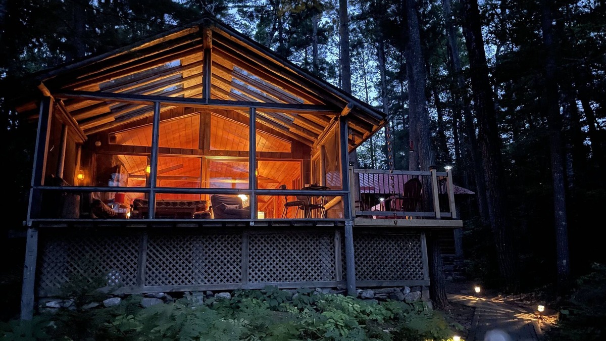 Bonfield Cottage | Amazing Canadiana 4 Bedroom log Cottage.