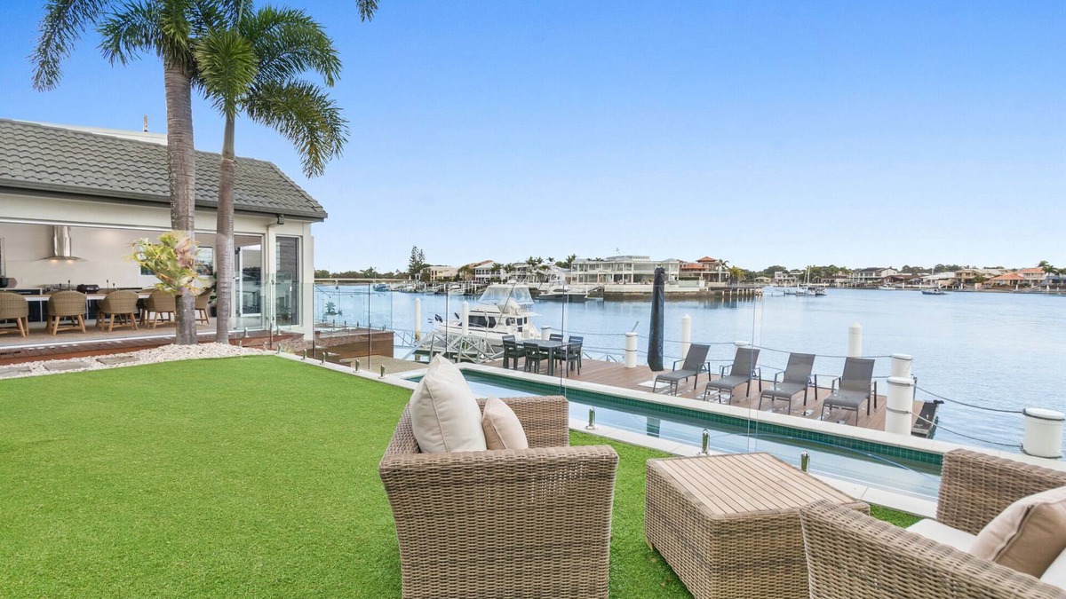 Minyama House | Amazing Canal House with Private Jetty, Gym & Pool