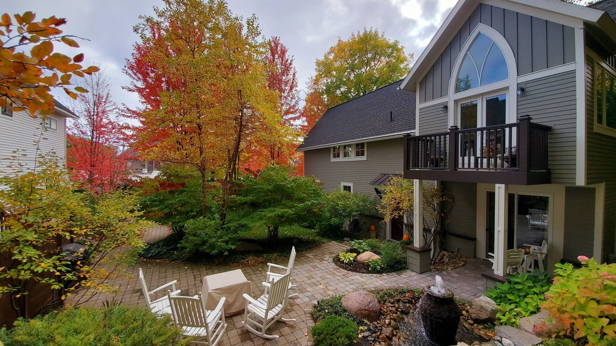 Harbor Springs Cottage | Amazing Carriage House & Yard w/Private (heated) GARAGE in the HEART of TOWN!