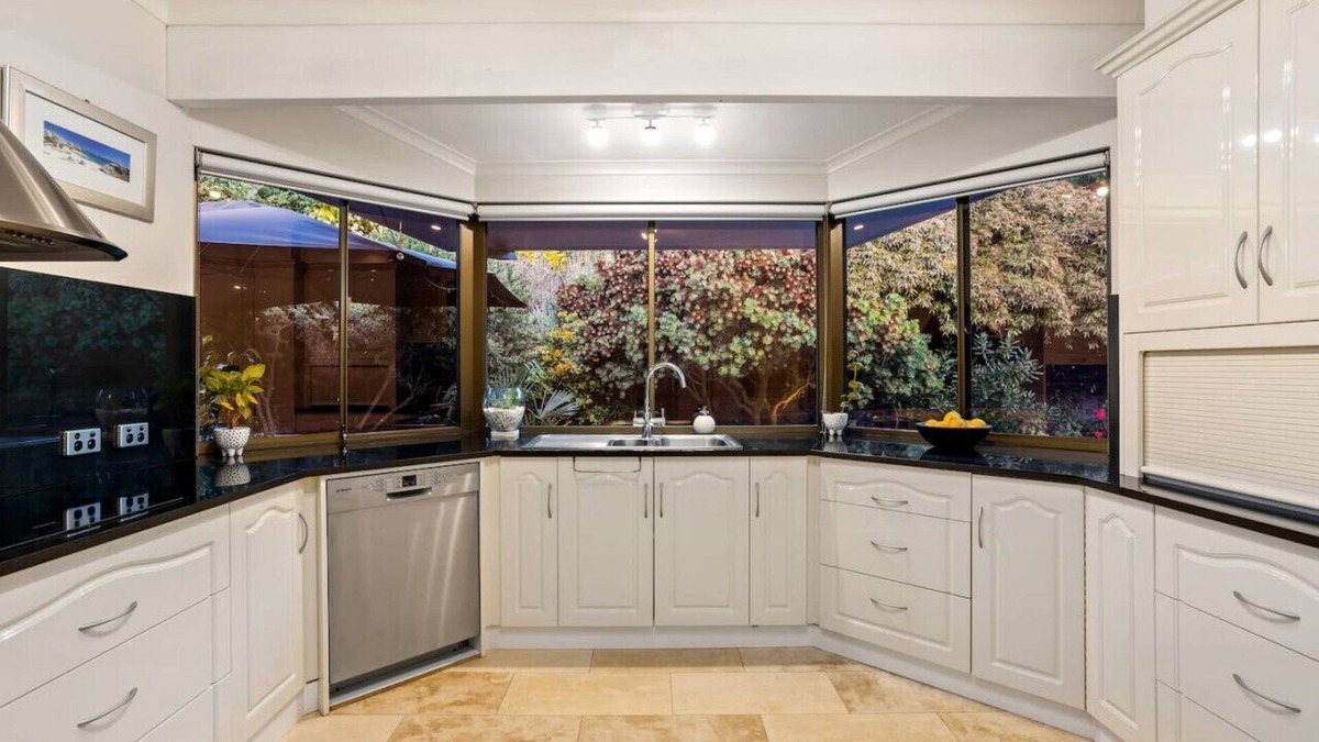 Skye House | Amazing city view in Skye Hot Spa Sauna pool