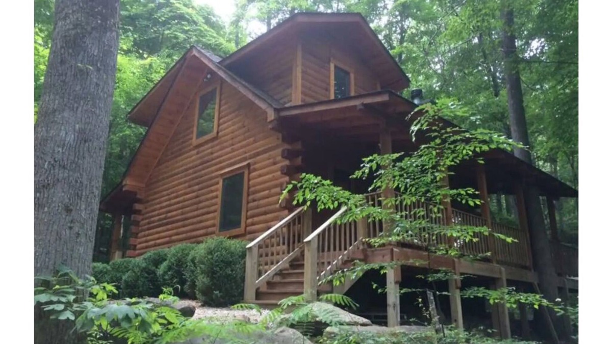 Robbinsville Cabin | AMAZING & COZY LOG CABIN IN WOODS