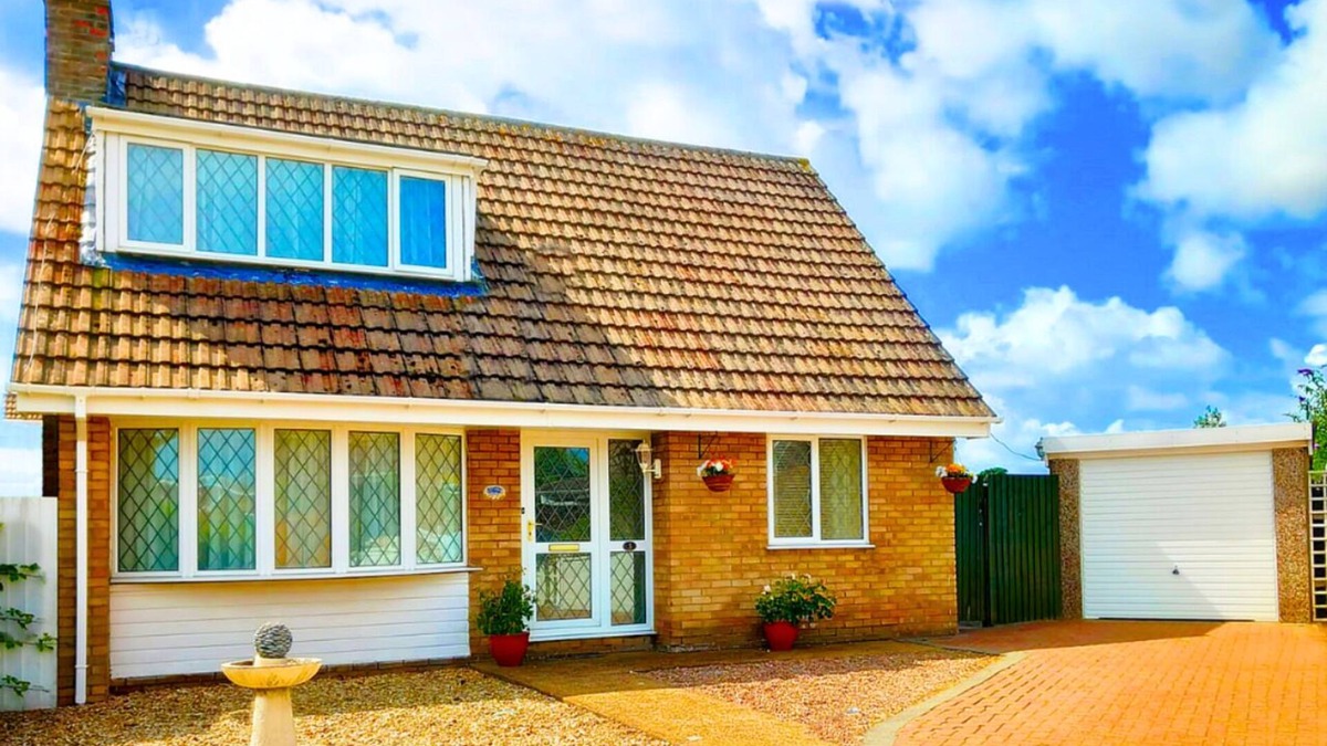 Chapel Saint Leonards Cottage | Amazing Family Cottage ★ near Beach & Attractions ★ Large Garden ★ Pet Friendly!