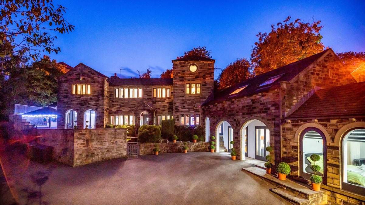 Holmfirth House | Amazing Family House Sleeps 12 with Private Hot Tub in Tranquil Location