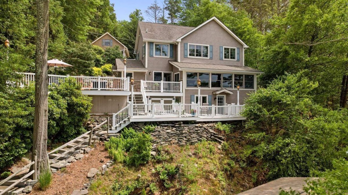 Tafton House | Amazing Family Lake Wallenpaupack Lakefront with Dock
