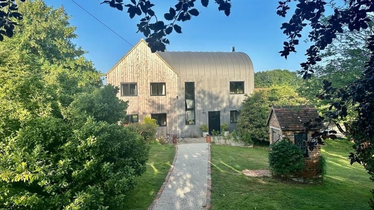 Upper Dicker Cottage | Amazing find! Elm Tree sleeps 10, hot tub & sauna. Near glyndbourne & lewes