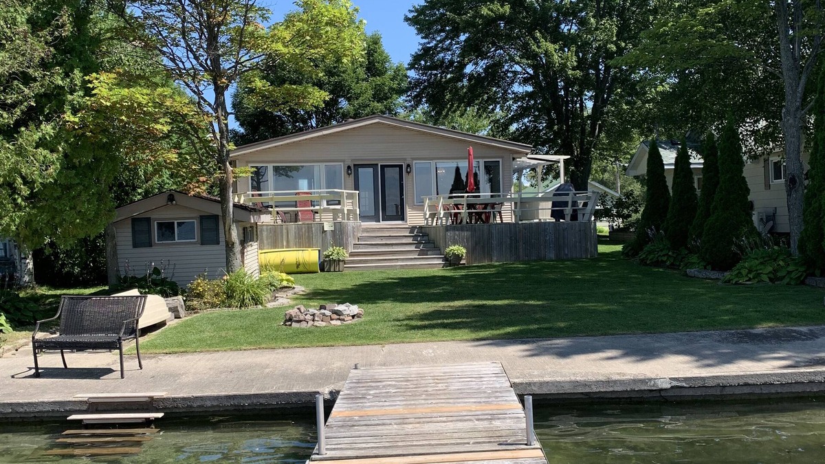 Orillia House | Amazing fully upgraded 3 bedroom+ new furniture, 1 full bath lake property
