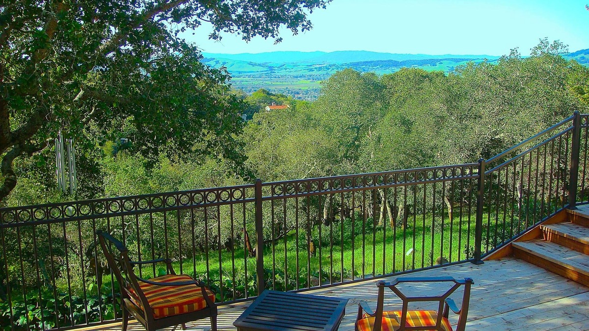 Sonoma House | Amazing Get-Away! Enjoy the Views! Relax on Deck or by Pool. Minutes to Plaza.n