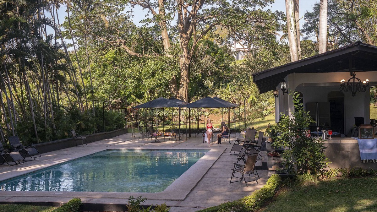San Antonio de Belen House | Amazing getaway in the city, 15 min to the airport, Natural Getaway!