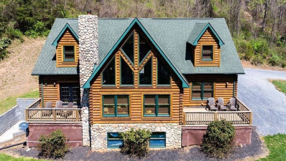 Luray Cabin | Amazing Grace log cabin home with 3 bedrooms, WiFi and AC in breathtaking Luray