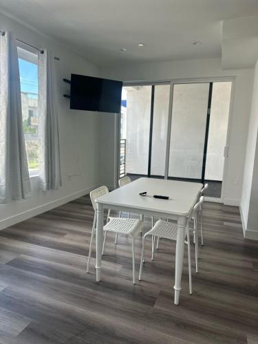 Larchmont Apartment | Amazing Hollywood Apartment FREE Parking & WiFi