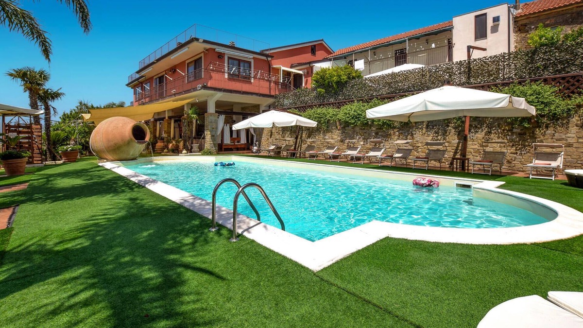 Laureana Cilento House | Amazing home in Laureana Cilento