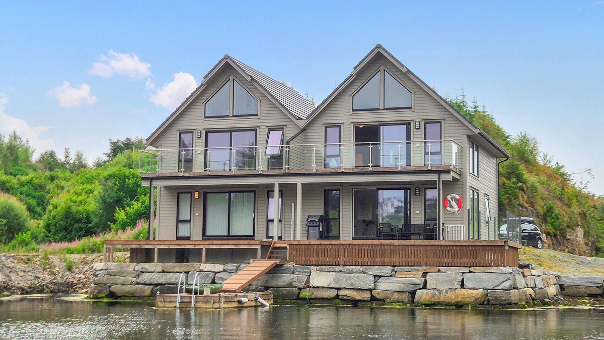 Meling House | Amazing home in Bremnes with WiFi