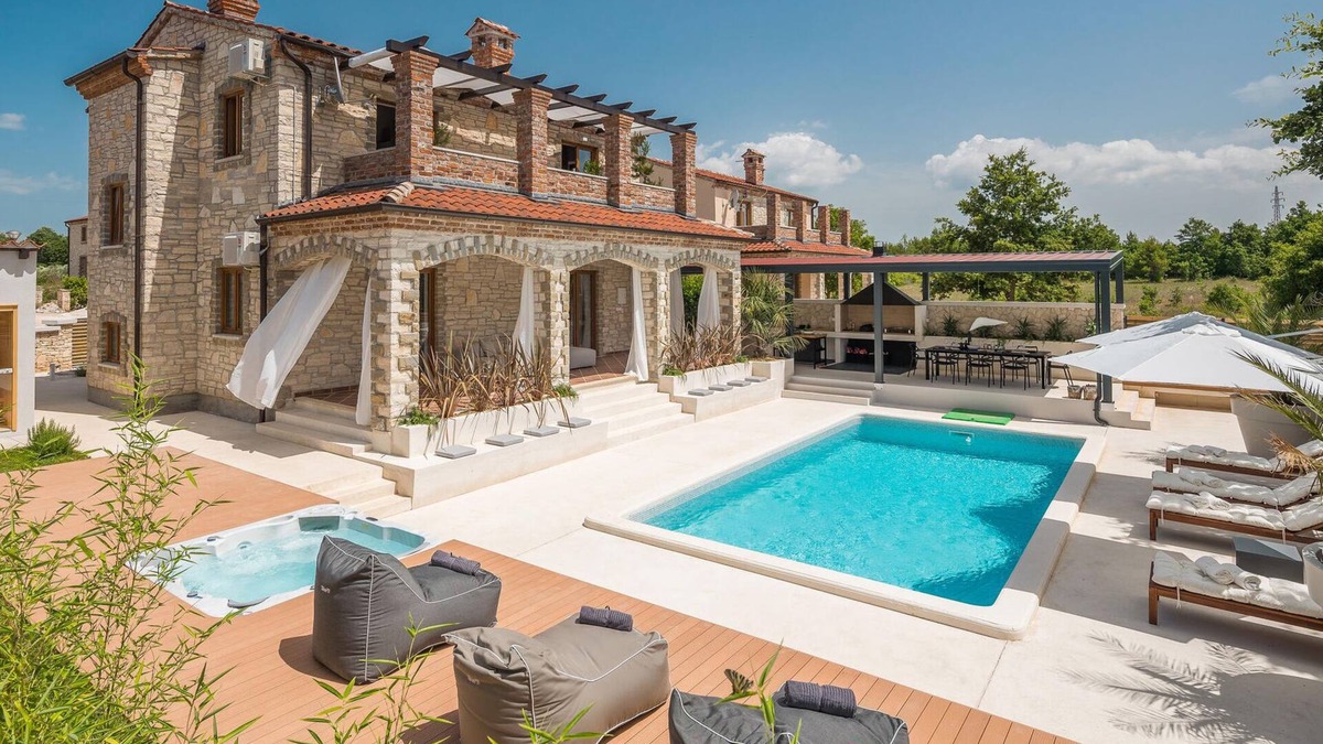 Cabrunici House | Amazing home in Cabrunici with jacuzzi