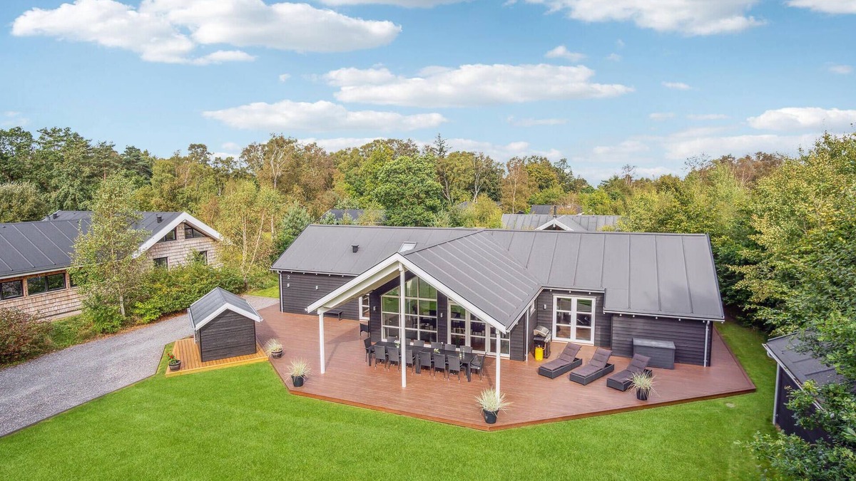 Grena Strand House | Amazing home in Grenaa with kitchen