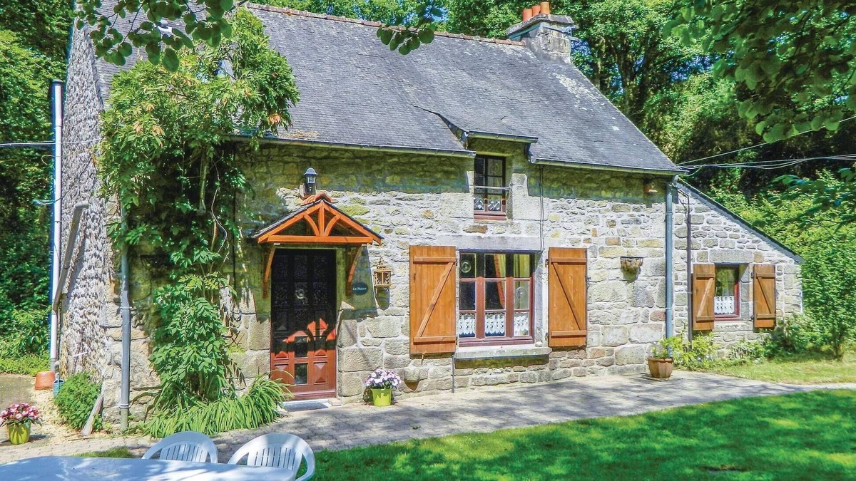 Guern House | Amazing home in Guern with WiFi