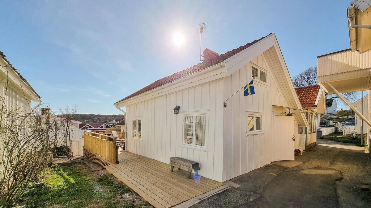 Kungshamn House | Amazing home in Hovenäset with kitchen