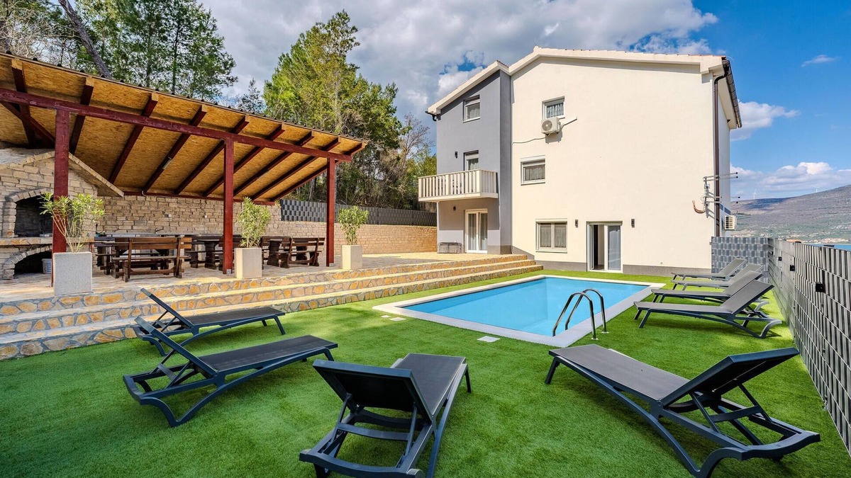 Donji Karin House | Amazing home in Karin