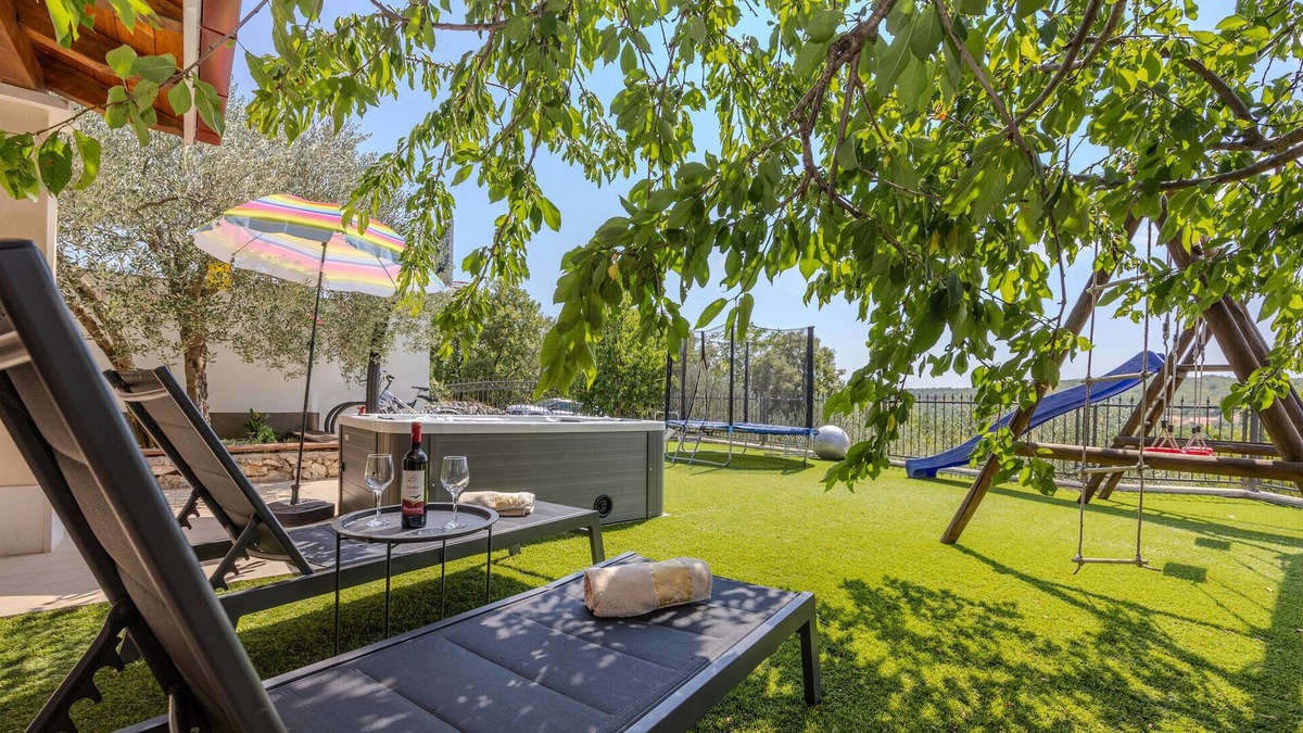 Sestanovac House | Amazing home in Katuni with kitchen