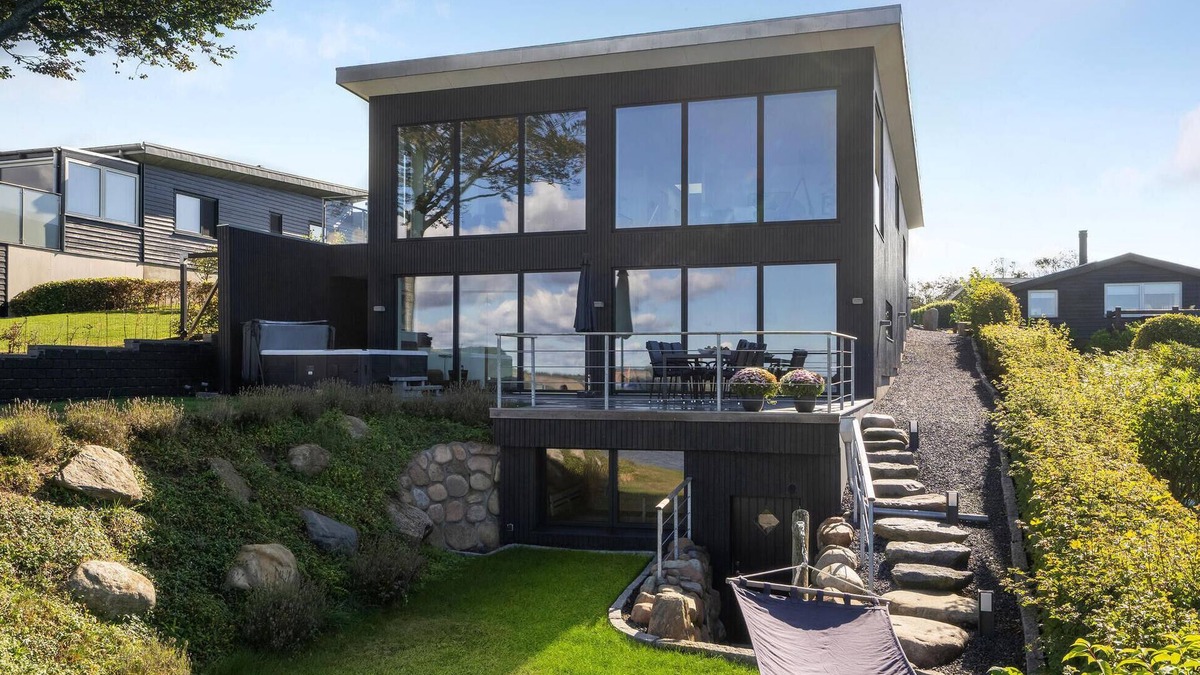 Hjarbæk House | Amazing home in Løgstrup with WiFi
