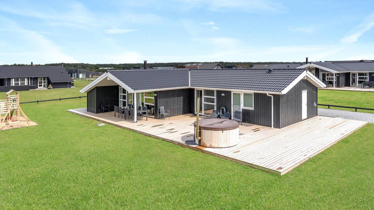 Nr. Lyngby Strand House | Amazing home in Løkken with kitchen