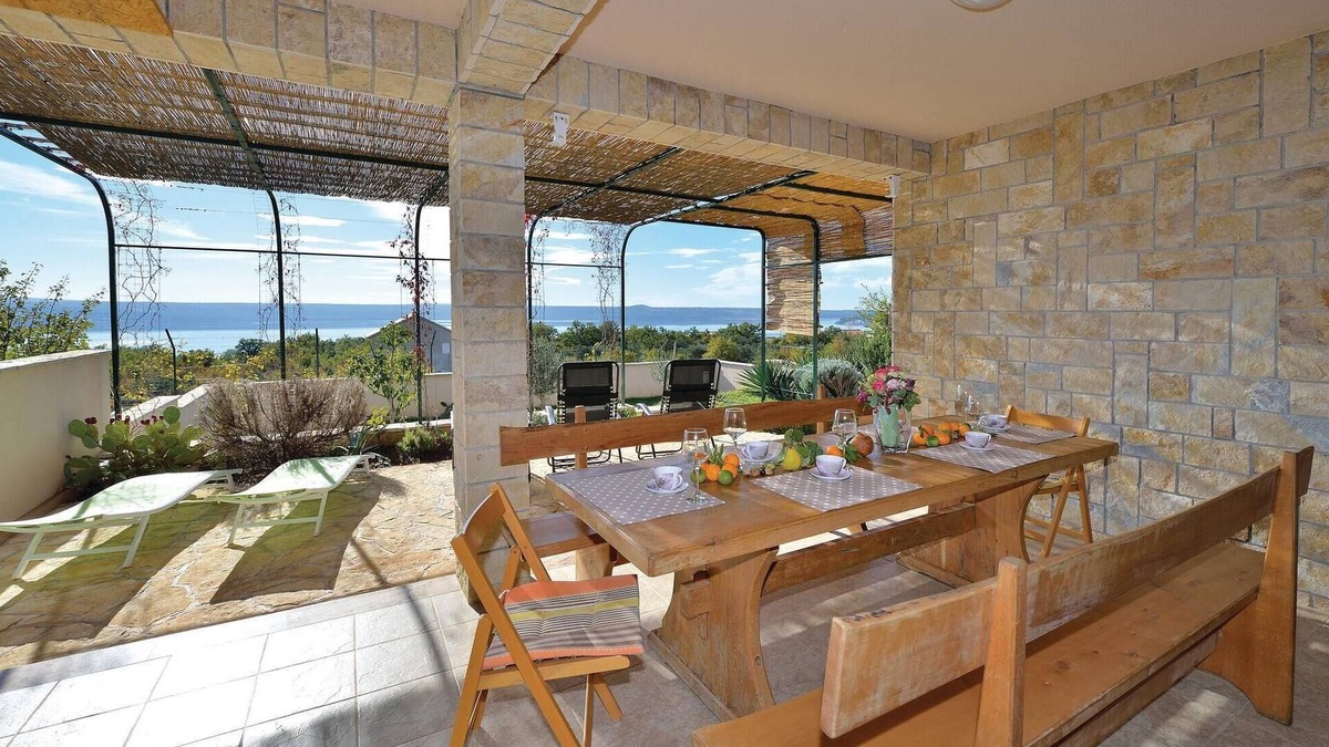 Maslenica House | Amazing home in Maslenica with kitchen
