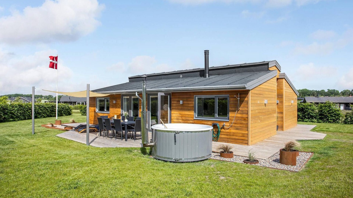 Saksild Strand House | Amazing home in Odder with kitchen